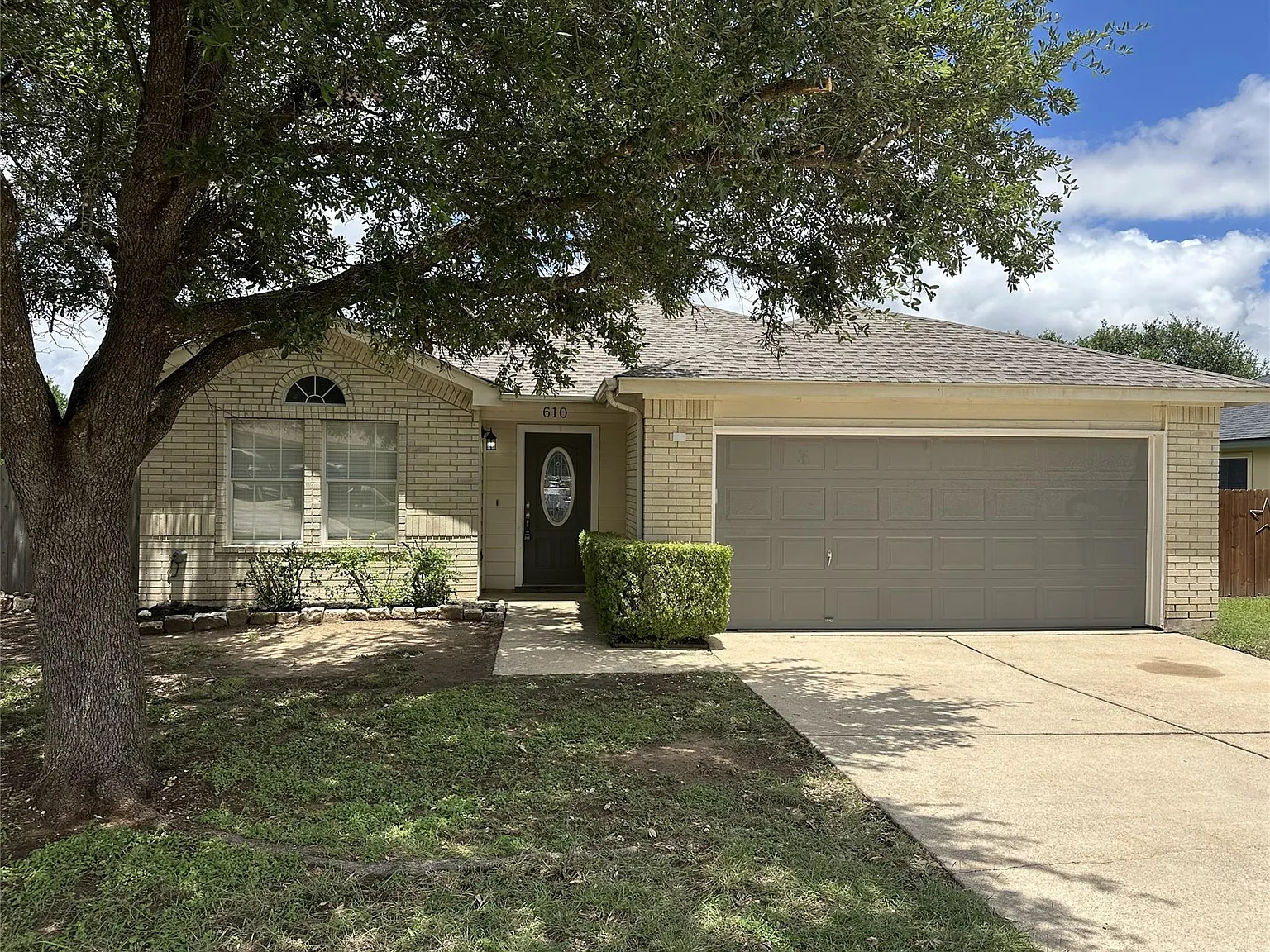 3 bed, 2.0 bath, 1716 sqft, $1,925 — Photo 2