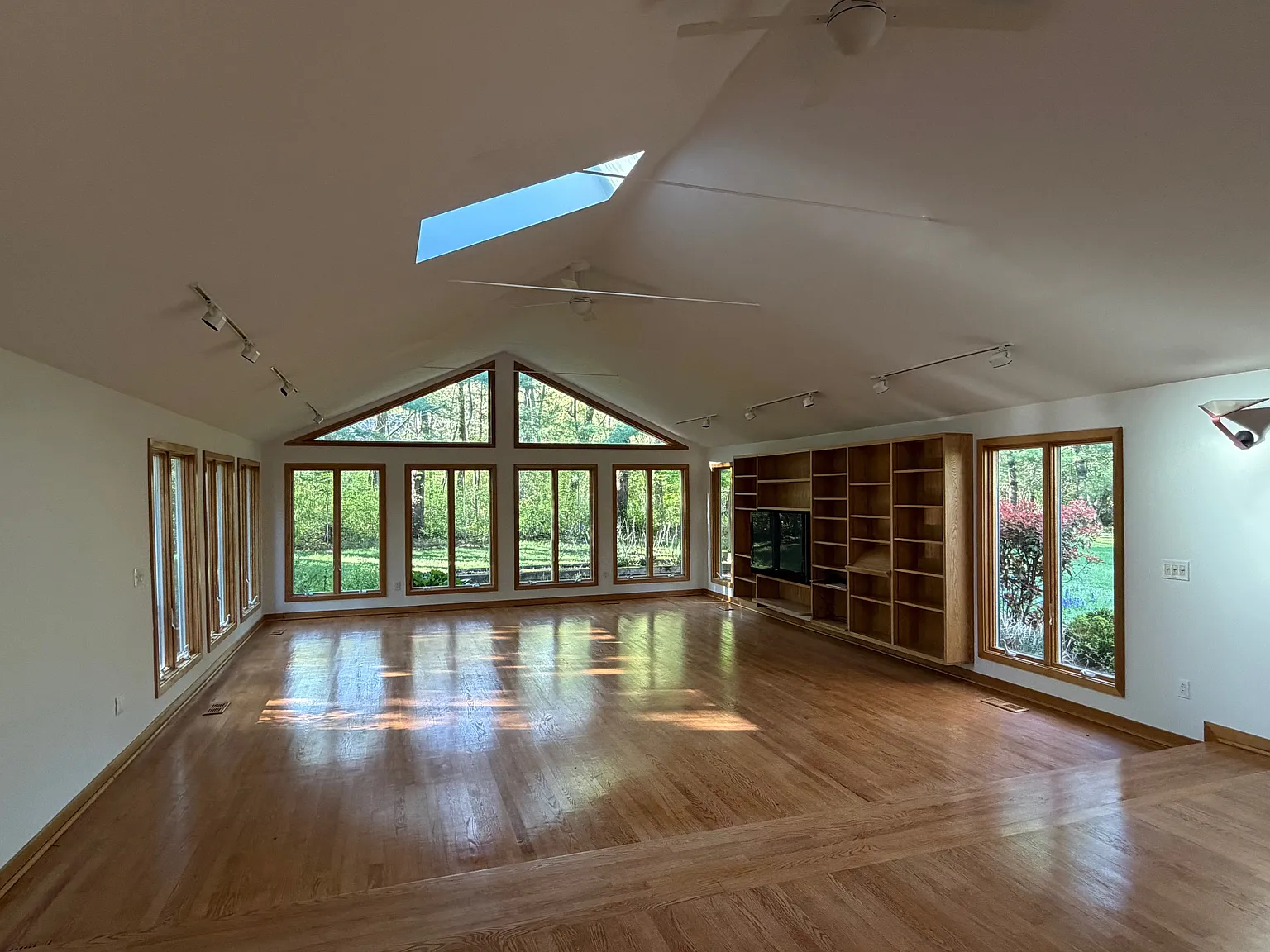 4 bed, 3218 sqft, $4,800 — Photo 3