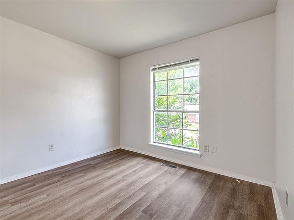 4th image of 406 Hardy Dr