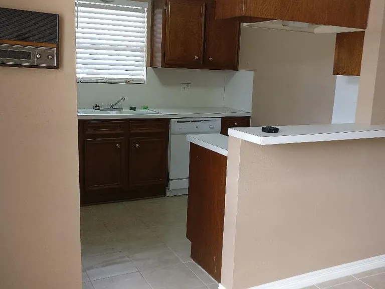 7500 W Loop S Fwy #D — Photo 5