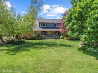 10124 Royce Dr, South Lyon, MI