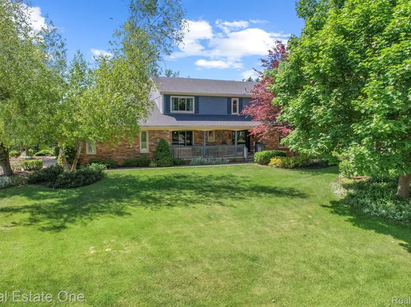 10124 Royce Dr, South Lyon, MI 48178