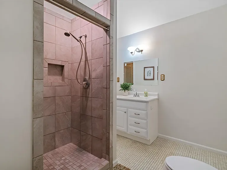 2097 Linden Ave — Photo 13