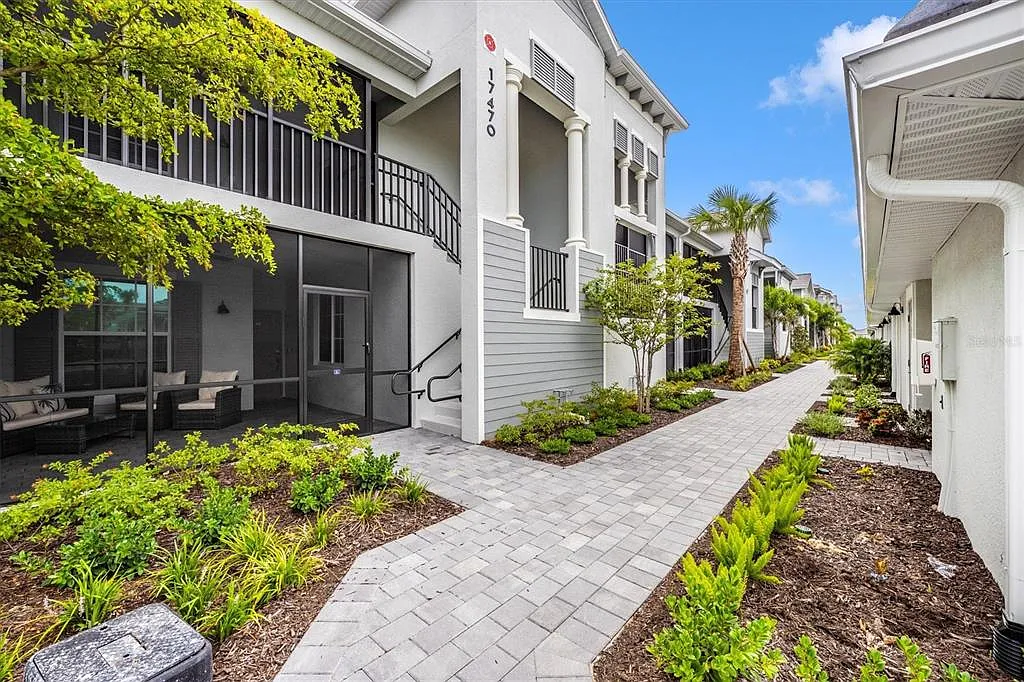 2 bed, 2.0 bath, 1366 sqft, $3,000 — Photo 2