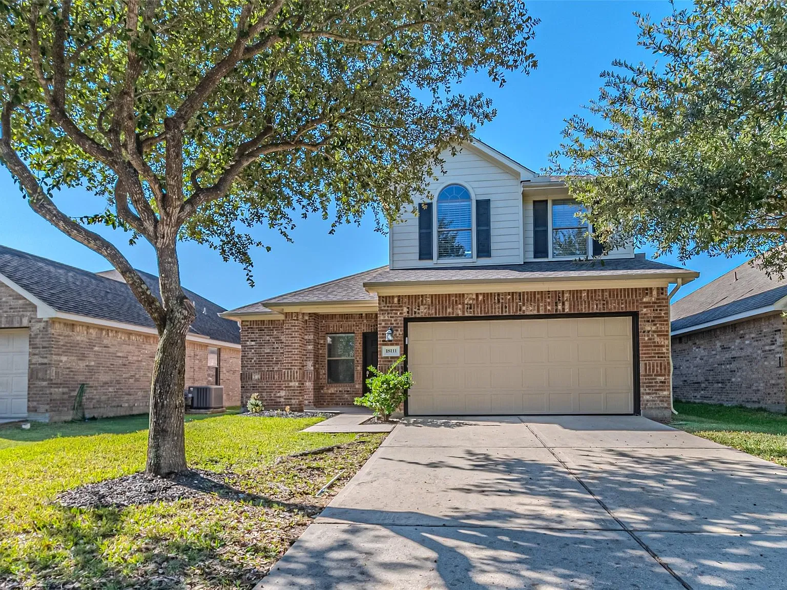 4 bed, 2.5 bath, 2391 sqft, $2,490 — Photo 2