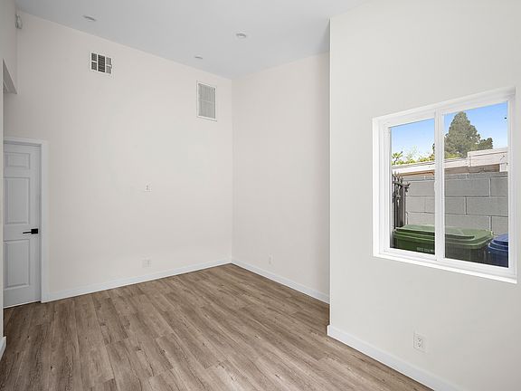 5th image of 10321 Sherman Grove Ave