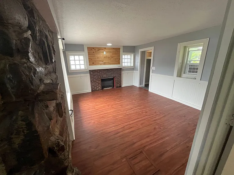 403 E Henry St — Photo 11