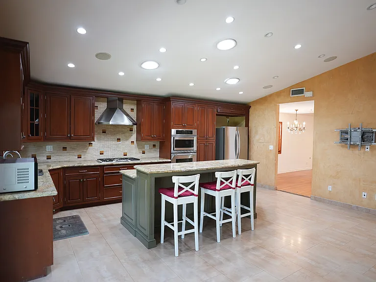 18129 Hatteras St — Photo 3