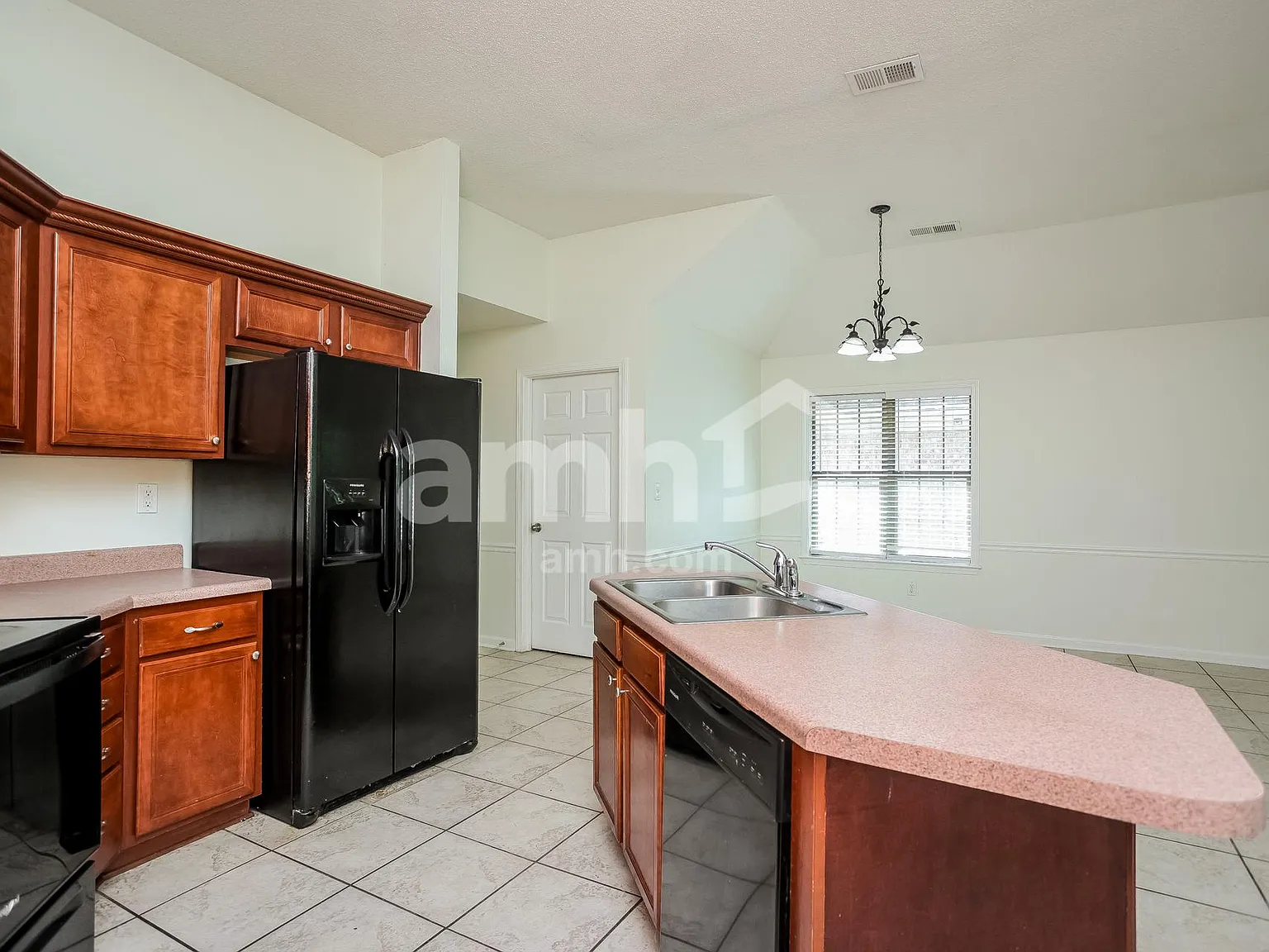 3 bed, 2.0 bath, 2221 sqft, $2,250 — Photo 4