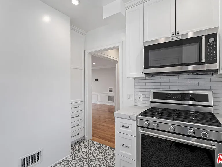 9768 W Olympic Blvd — Photo 11