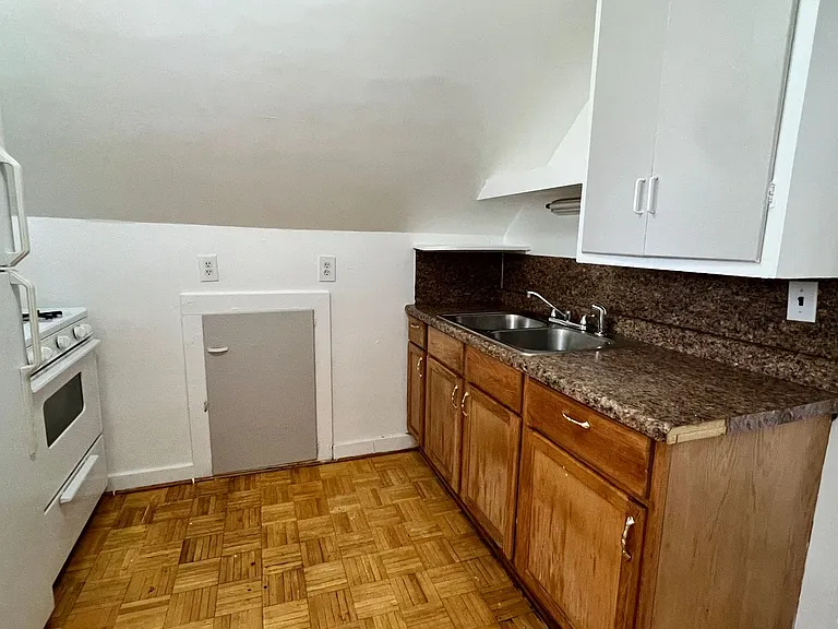 306 Hollister SE — Photo 7