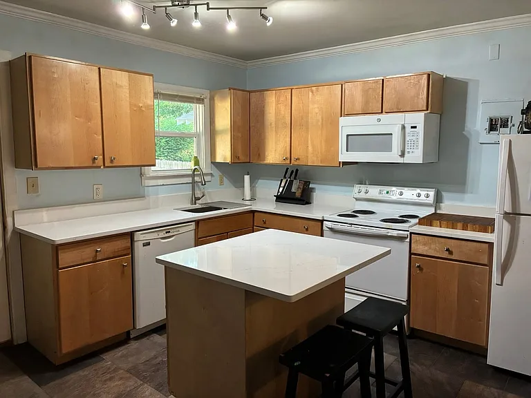 2208 Barnett Ave — Photo 4