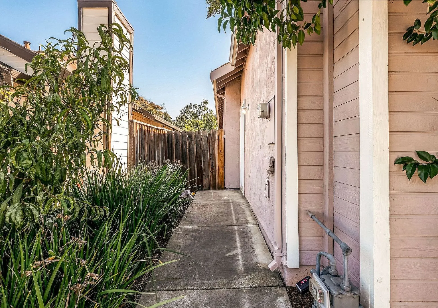 Spacious 3-Bedroom Townhouse in the Aborn/Evergreen Area $3,800/Month — Photo 3