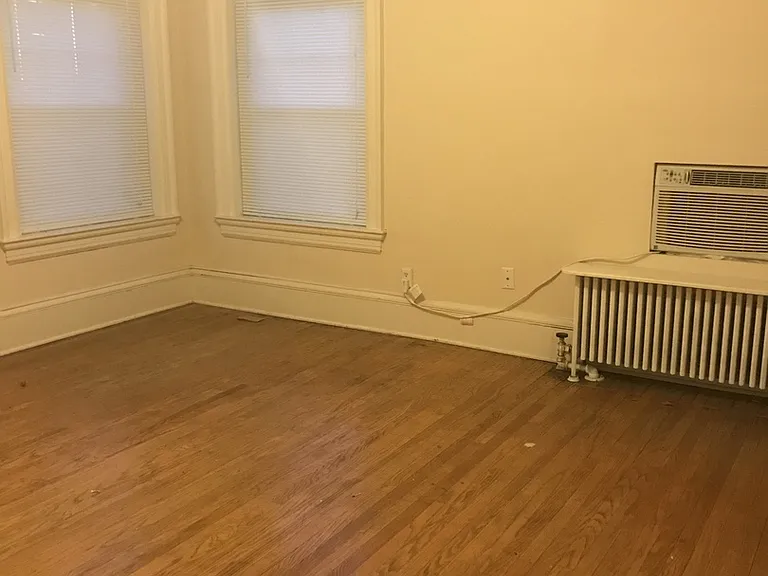 Castle Court Apartments - Midtown — Photo 32