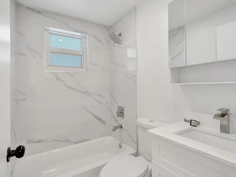 1260 SW 4th St #3 — Photo 2