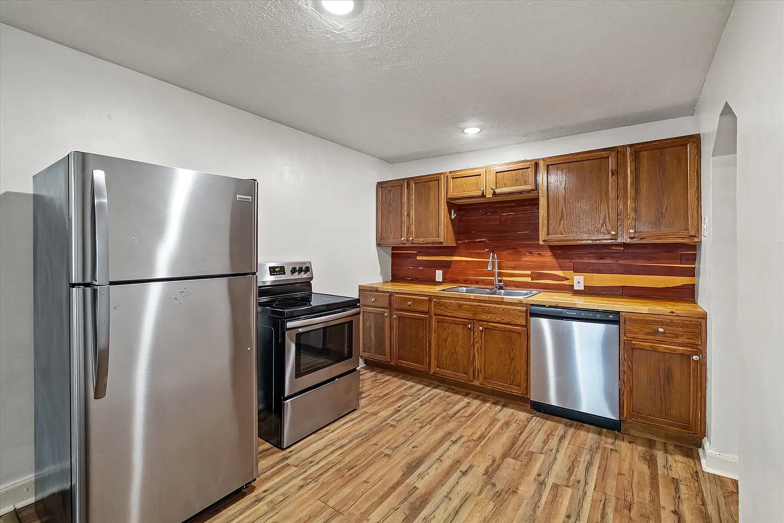3 bed, 1030 sqft, $1,700 — Photo 3