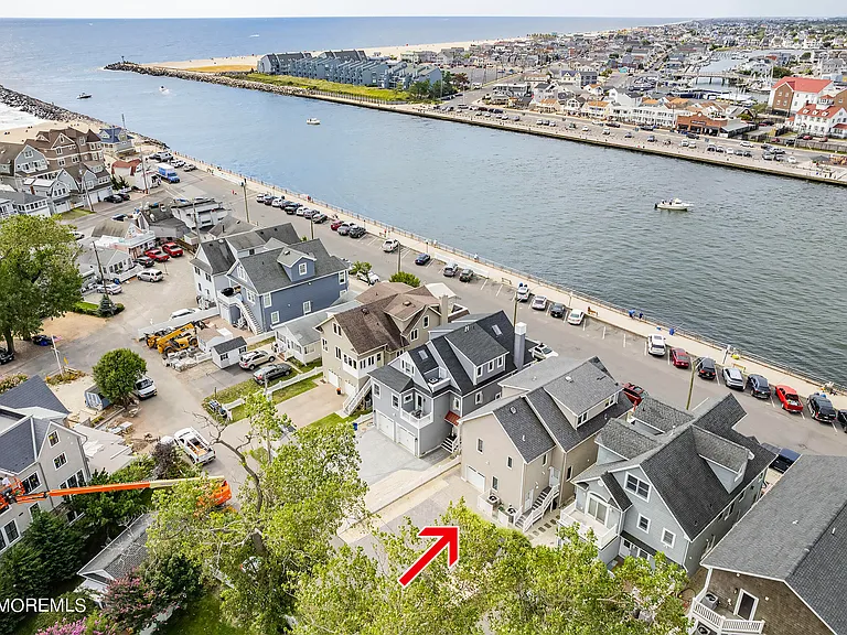 556 Riverside Dr — Photo 40