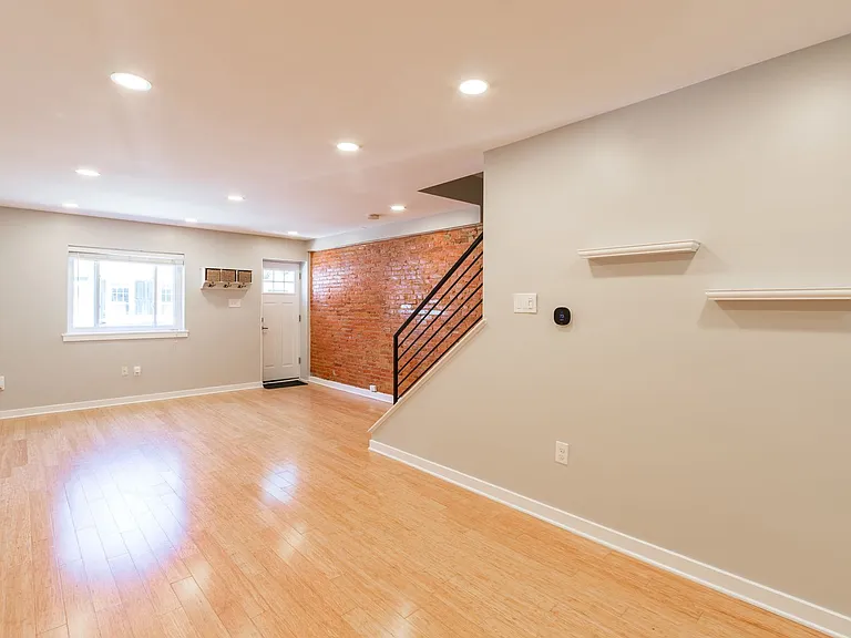 2208 Montrose St — Photo 3