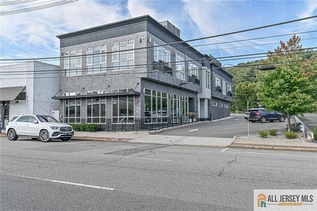 2 bed, 1.0 bath, $3,400 — Photo 2
