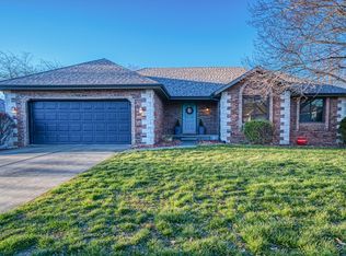 1079 E Nottingham Ln, Springfield, MO 65810