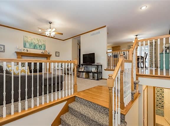 2nd image of 513 SW Foot Hill Dr