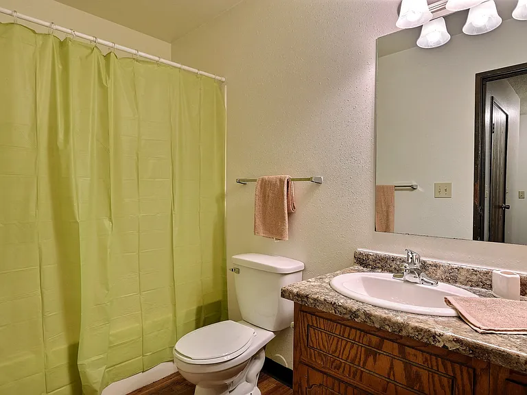 Fargo, ND Westcourt Apartments | Bathroom