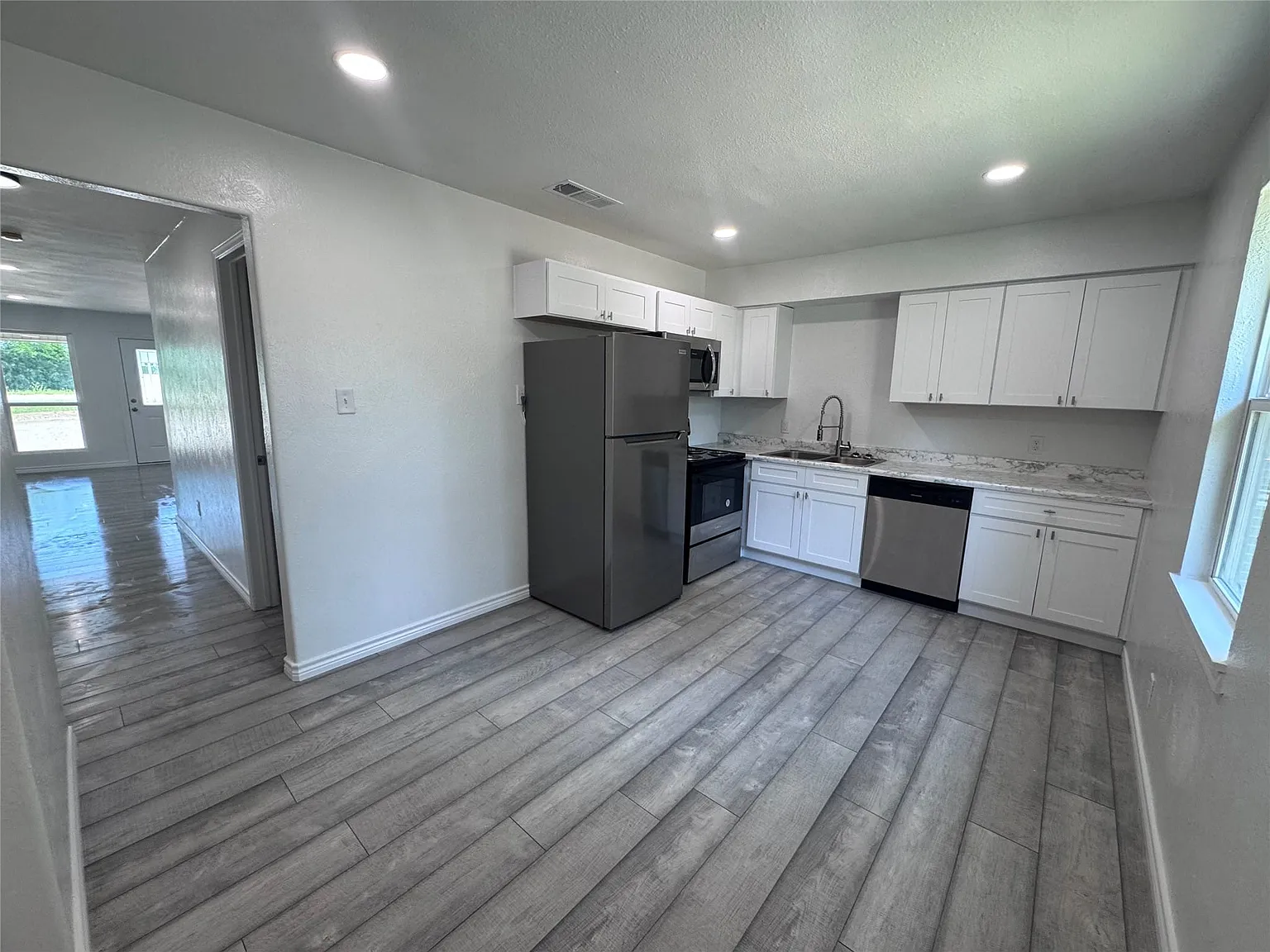 1 bed, 1.0 bath, 680 sqft, $1,200 — Photo 2