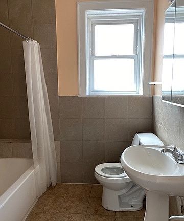5th image of 2637 W Peterson Ave #2