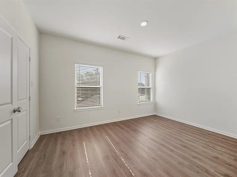 706 W Dallas — Photo 32