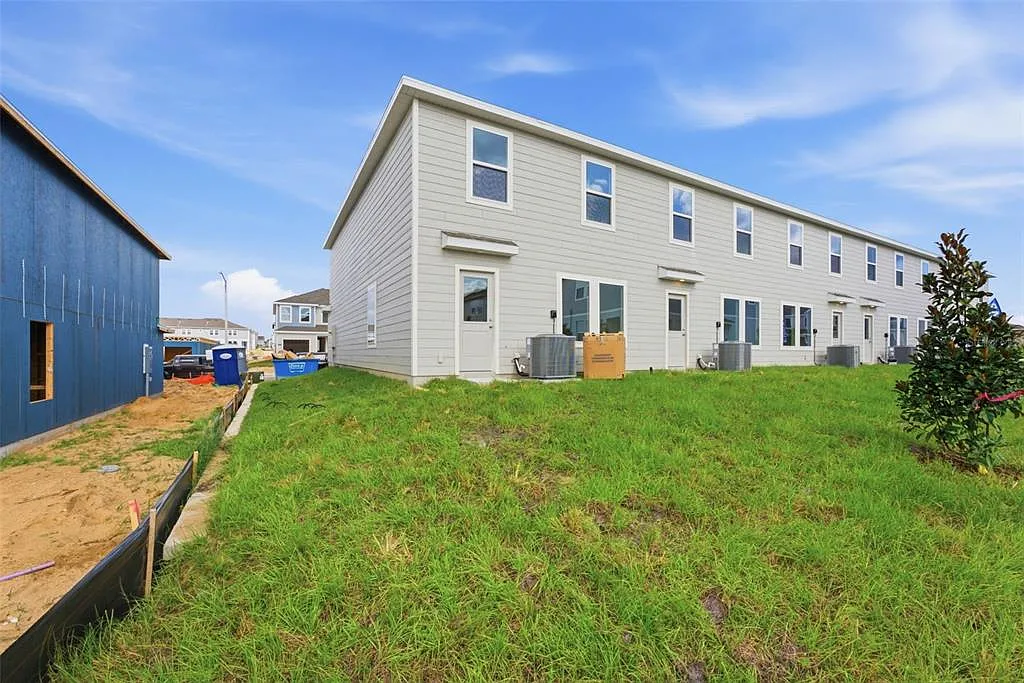 3 bed, 2.5 bath, 1386 sqft, $2,000 — Photo 3