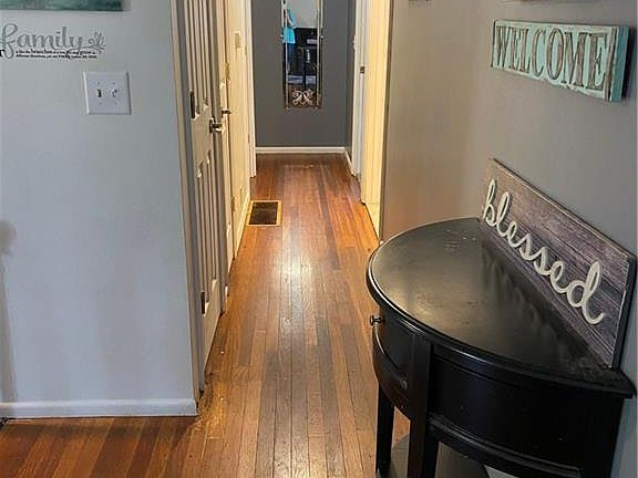 5th image of 906 Knollcrest Dr