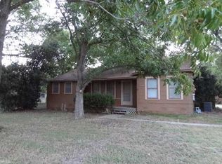 1403 W San Antonio St, Lockhart, TX 78644