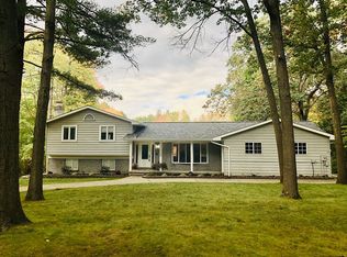 10380 Aspen Valley Dr, Fenton, MI 48430