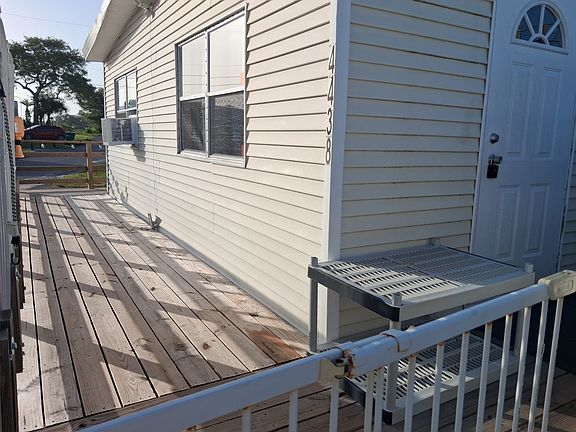 5th image of 4438 Utica Cir