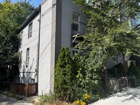 22 Brad St, Toronto, ON M6P 1N1