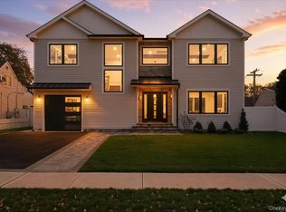 39 Cobalt Ln, Westbury, NY 11590