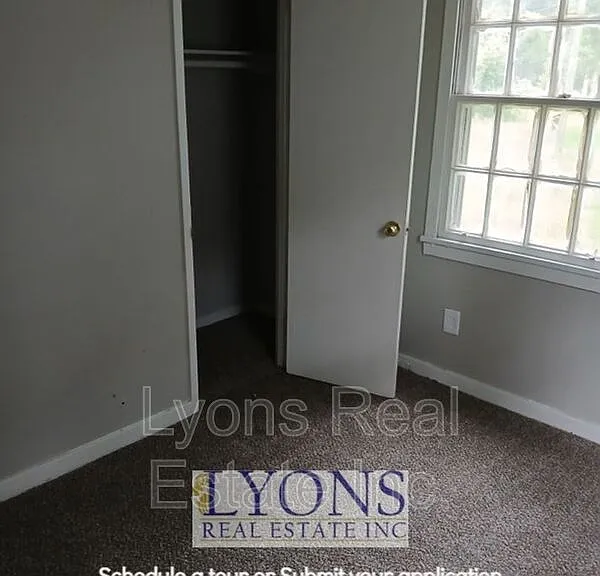 1706 Clover Dr — Photo 2