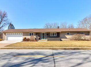 2316 Olympia Dr, Bettendorf, IA