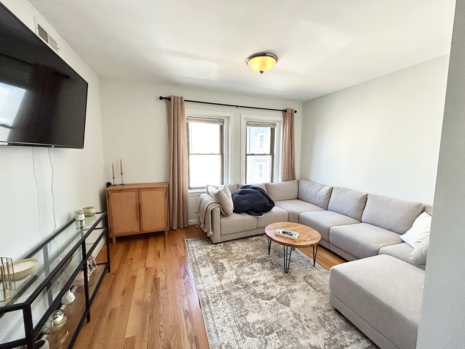 3 bed, 1200 sqft, $4,100 — Photo 4