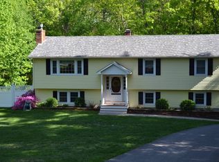 15 Royal Ln, Londonderry, NH 03053