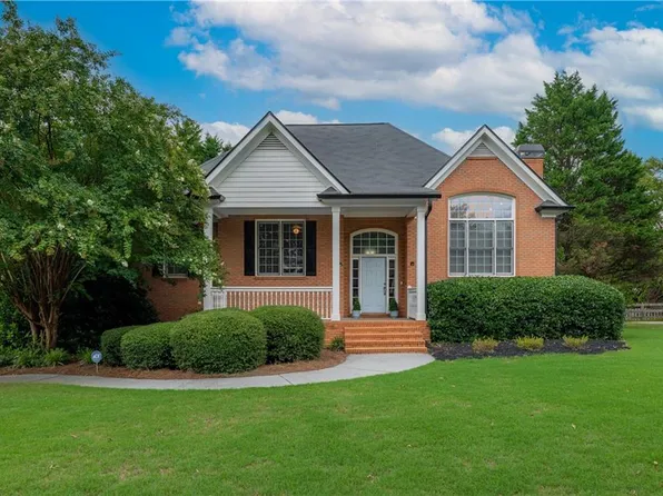 11 Hampton Ln, Cartersville, GA 30120