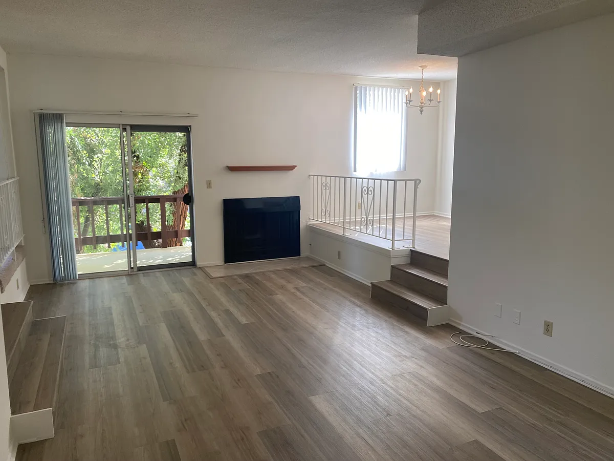 Building Photo - 11425 Rochester Ave #2