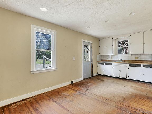 3rd image of 241 Perry St