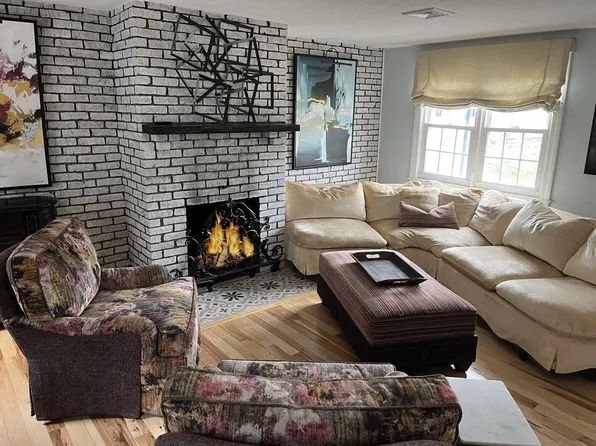 12 State Rd APT 4B, Plymouth, MA 02360