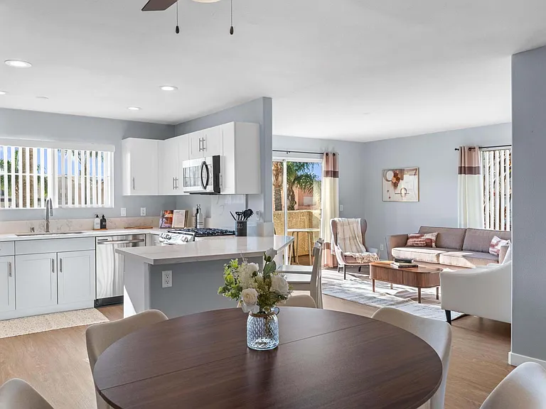River Ranch Townhomes & Apartments — Photo 102