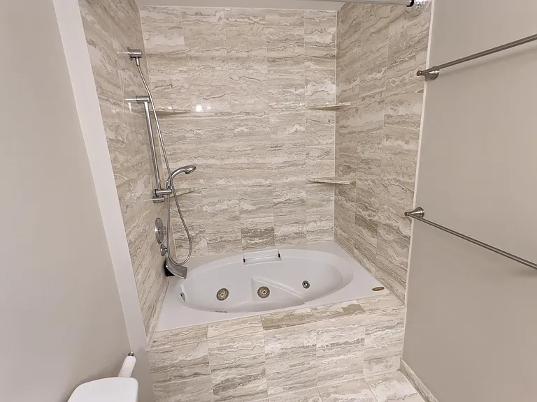 1208 W Fletcher St — Photo 13