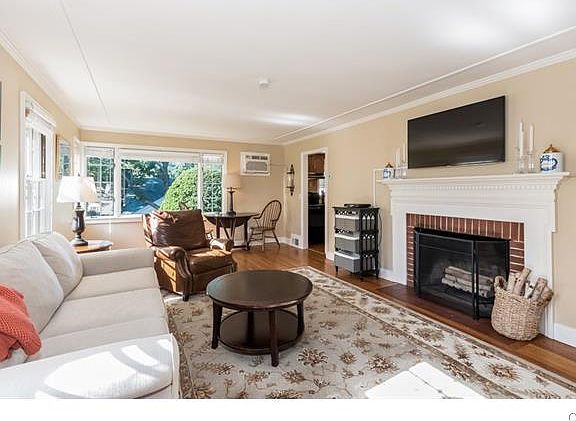 3rd image of 3 Leslie Ln