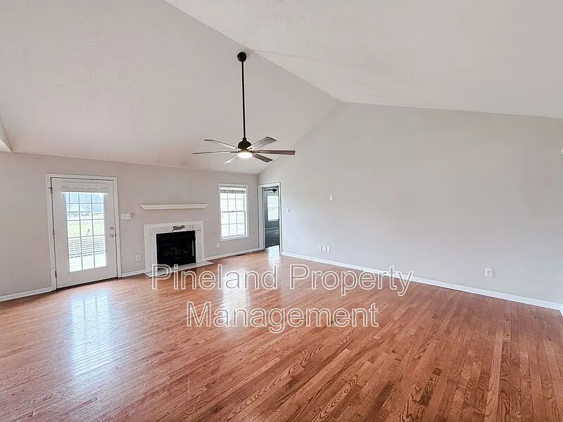 3 bed, 2.0 bath, 2221 sqft, $2,000 — Photo 3