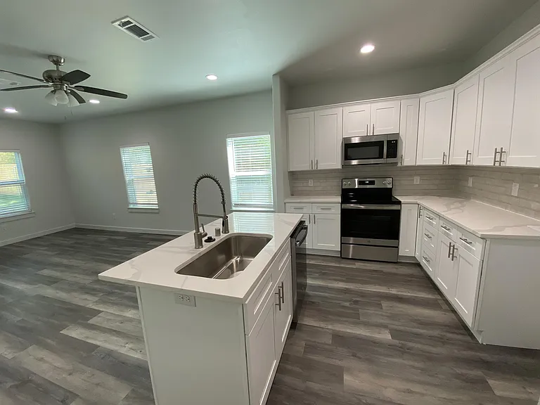 505 W Walker St #10 — Photo 3