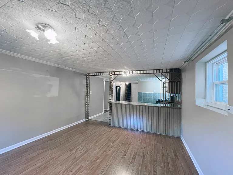 5733 W Melrose St — Photo 7
